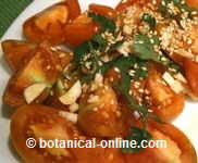 Tomato seasoned with garlic, parsley and sesame