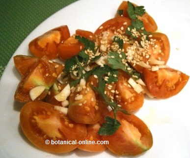 Tomato seasoned with garlic, parsley and sesame