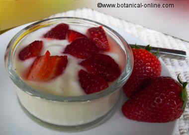 strawberries with yogurt