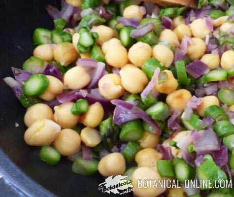 Cooked chickpeas with vegetables