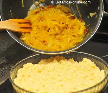 Braised onion is turned over cooked millet