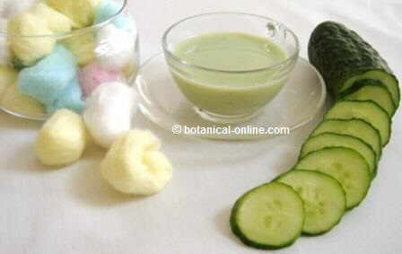 Pepino para tratamientos de cosmética Fotografía de pepino con algodones y jugo de pepino