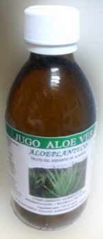 botella de jugo o zumo de aloe vera para beber