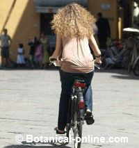 mujer en bicicleta