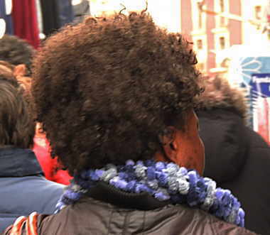 Personas de pelo negro y piel oscura en una galería de Milán.