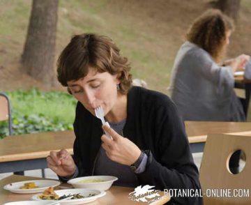 mujer comiendo