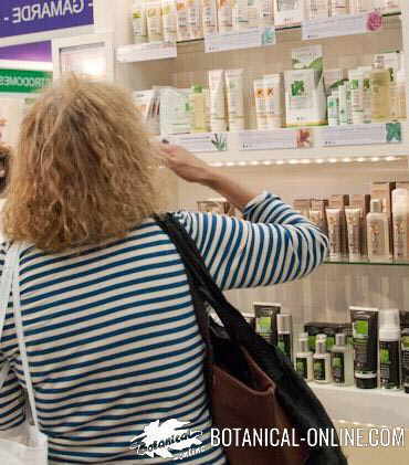 mujer comprando cosmética