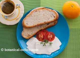 foto de desayuno equilibrado con de pan, fruta y queso fresco