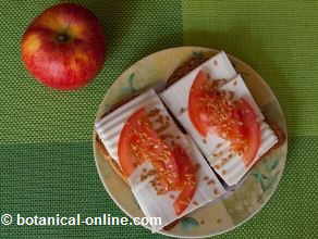 biscotes con queso linaza tomate y fruta