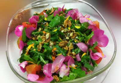 ensalada diente leon amargon nueces petalos rosa calendula tomate