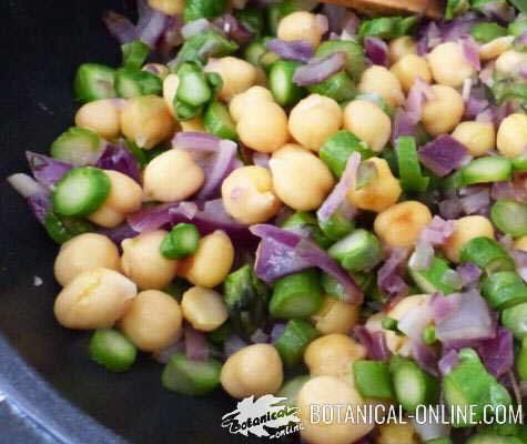 garbanzos con cebolla morada y espárragos