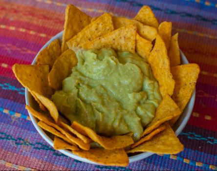 guacamole con nachos