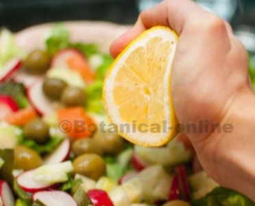 exprimir limon en la ensalada