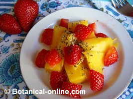 ensalada de frutas con fresa y mango