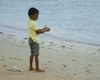 niño jugando en la playa
