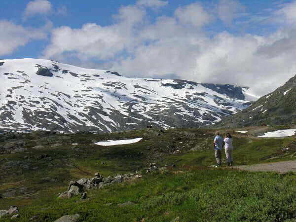 Paisaje noruego con nieve