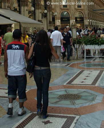 Personas de pelo negro y piel oscura en una galería de Milán.