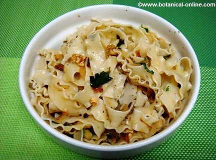 Pasta con albahaca y nueces