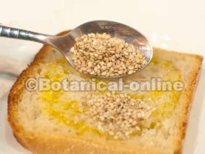 añadir cucharada de sesamo en tostada de pan con aceite