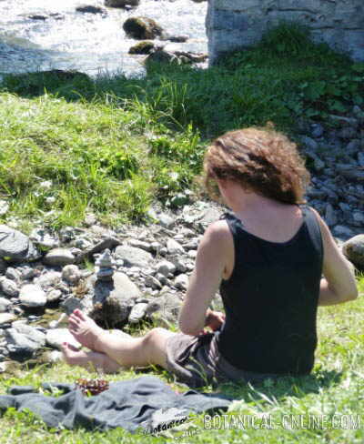 mujer tomando el sol