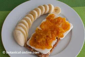 tostada con mermelada y plátano