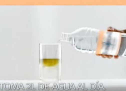 vaso de agua beber para eliminar toxinas