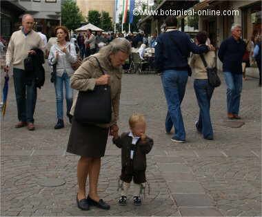 mujer mayor con niño