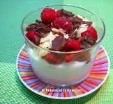 yogur con frambuesas, almendra y chocolate