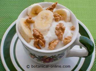 Foto de yogur con nueces y plátano