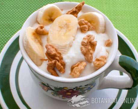 yogur con nueces y platano